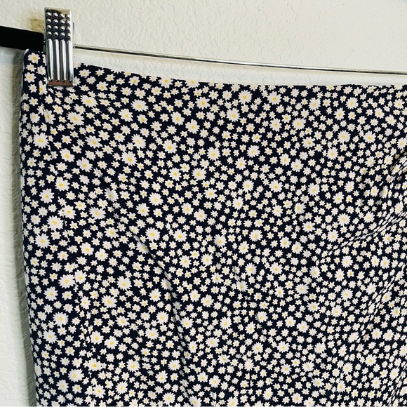 Sézane Micro White Ditzy Floral Navy Faux Wrap Mini Skirt | Size 40 | Size 8 - Picture 2 of 8
